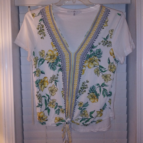 Fever White V-Neck Top with Knot Tied in Bottom Front - Picture 5 of 5